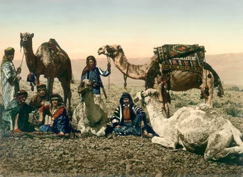 Westliche Reisende als Beduinen verkleidet und ihre Führer mit Kamelen im Jordantal, ca. 1880-1900